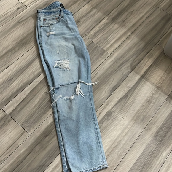 Abercrombie and Finch, low rise boyfriend jeans - Picture 2 of 2